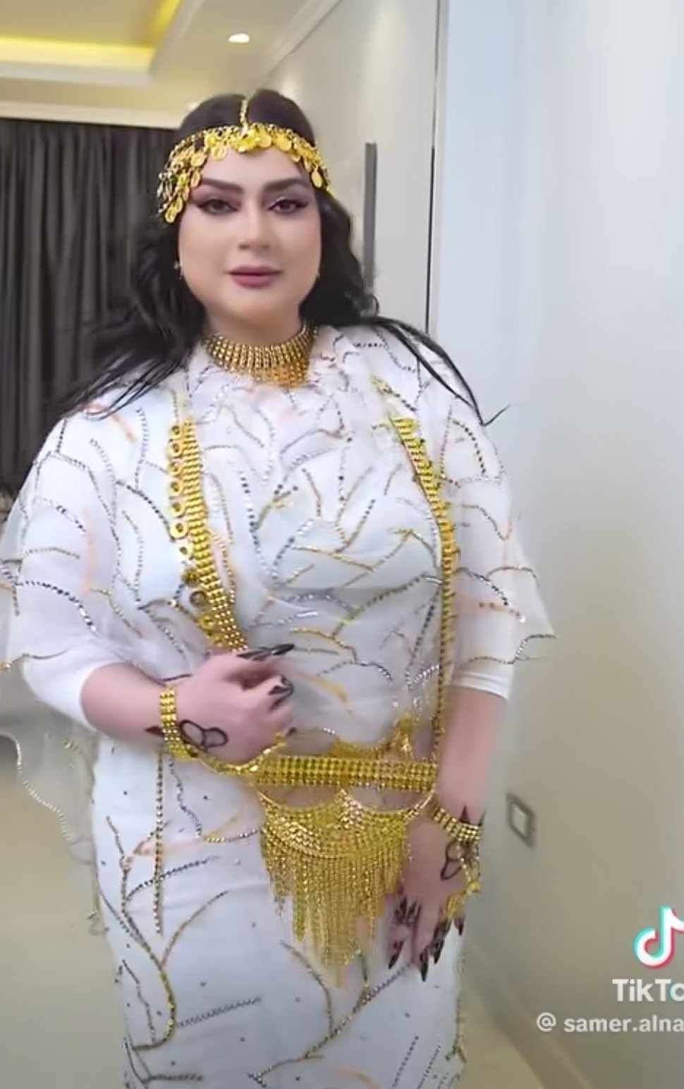 شاهد بالصورة والفيديو.. حسناء الفن السوداني “مونيكا” تستعرض جمالها بثوب أنيق وأزياء قصيرة ومثيرة وأطقم من الذهب الخالص