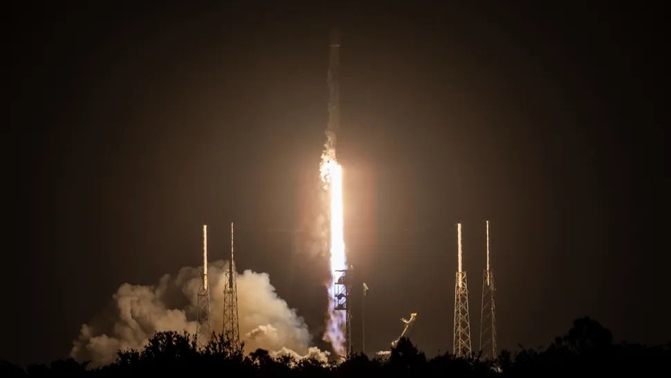 تكنولوجيا: سبيس إكس تطلق 28 قمرًا صناعيًا من ستارلينك إلى المدار.. صور