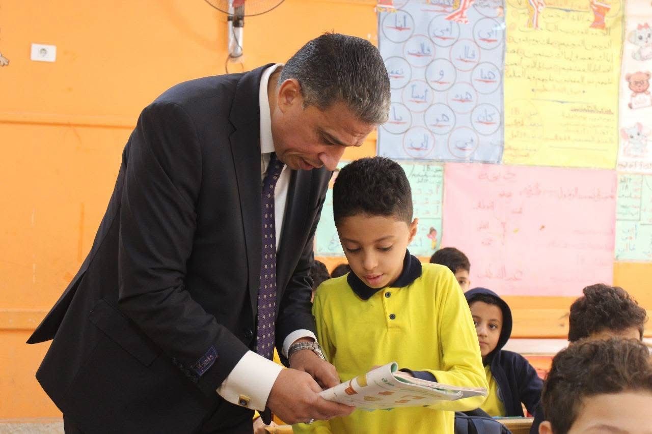وكيل تعليم الجيزة يطمئن على انتظام الدراسة ويوجه بتفعيل الأنشطة الفنية