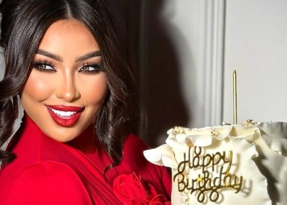 دنيا بطمة تحتفل بعيد ميلادها بطريقة فريدة مع بناتها على المسرح