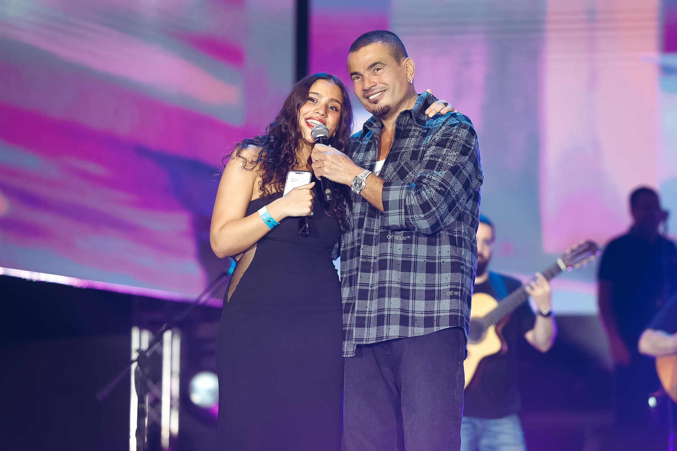 عمرو دياب يغنى مع ابنته جنا وغلاوتك في حفل الإمارات