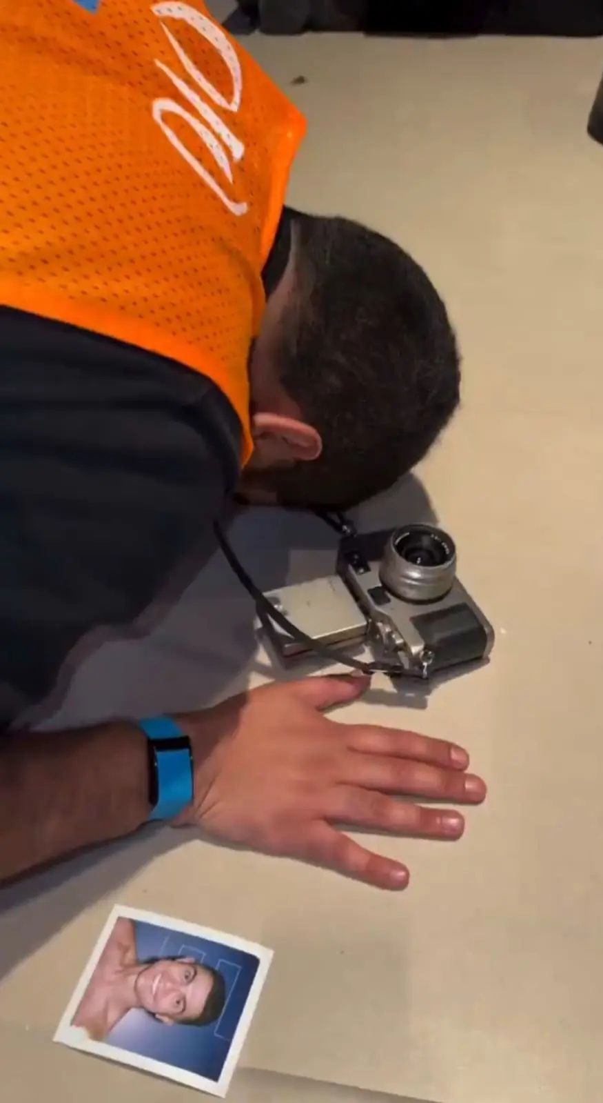 سجد شكرا لله.. رد فعل جنوني من مصور بعد التقاطه صورة لرونالدو (فيديو)