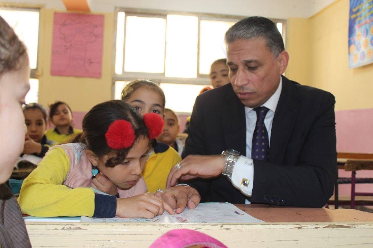 وكيل تعليم الجيزة يطمئن على انتظام الدراسة ويوجه بتفعيل الأنشطة الفنية