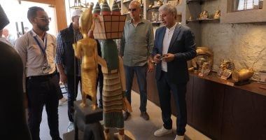 وزير السياحة يتفقد اللمسات النهائية لمشروع تطوير الخدمات بالأهرامات
