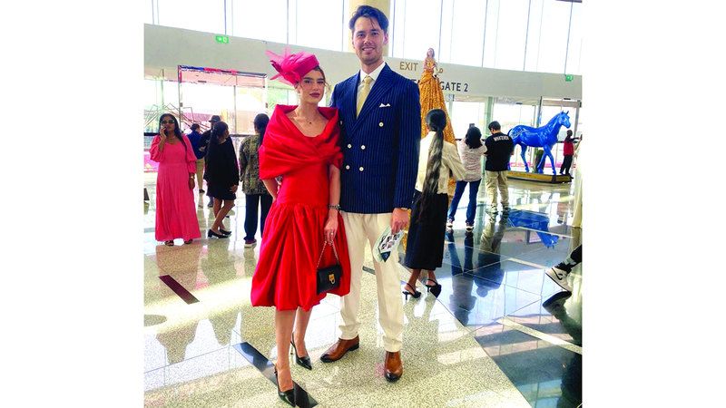 الامارات | خطيبان يجريان «بروفة» حفل زفافهما في «كأس دبي العالمي»