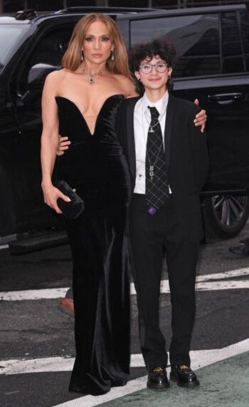 إبنة جينيفر لوبيز تختار إطلالة ذكورية والجمهور يعلق (صور)