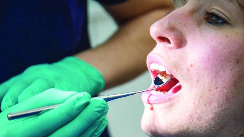 الامارات | 5 عوامل تهدد متانة الأسنان المزروعة