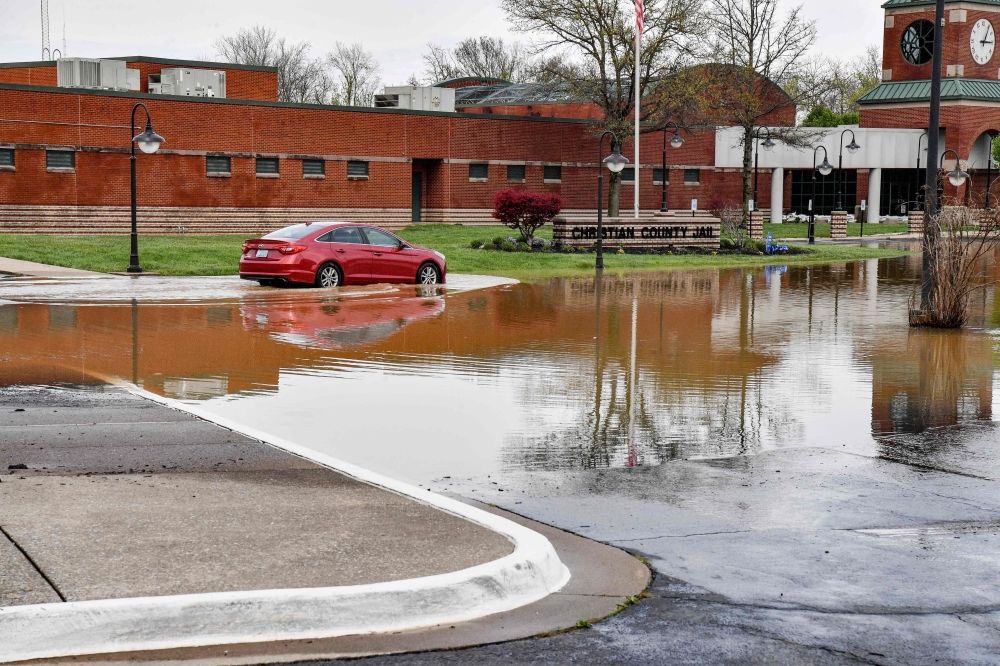 أمريكا.. مقتل 16 شخصًا في فيضانات وأعاصير تضرب عدة ولايات