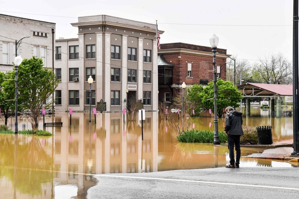 أمريكا.. مقتل 16 شخصًا في فيضانات وأعاصير تضرب عدة ولايات