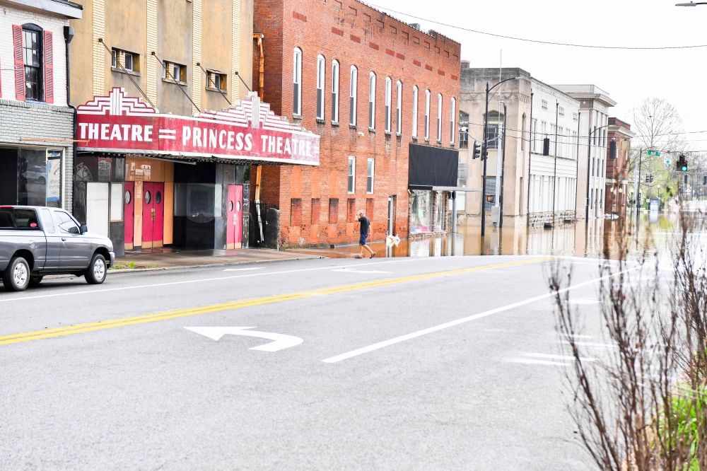 أمريكا.. مقتل 16 شخصًا في فيضانات وأعاصير تضرب عدة ولايات