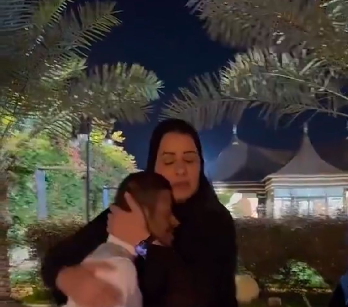 الأميرة أضواء بنت فهد تحتضن آمال شاب من ذوي الاحتياجات الخاصة: قول لأمك أبشري .. فيديو