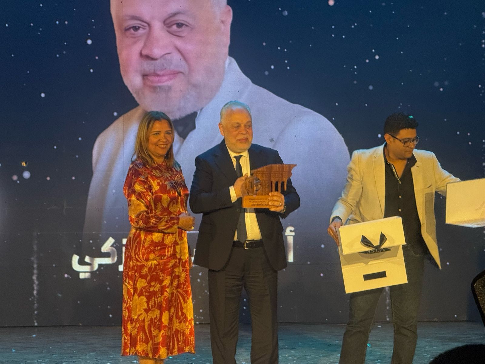 وسط ثورة حب من تلاميذه وزملائه.. مهرجان الفضاءات المسرحية يكرم أشرف زكى