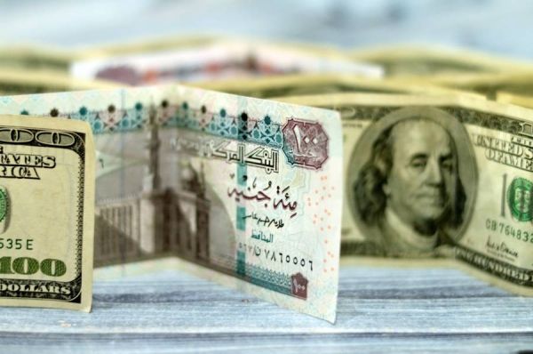 الجنيه المصري يهوي إلى أدنى مستوياته على الإطلاق في تعاملات بنوك