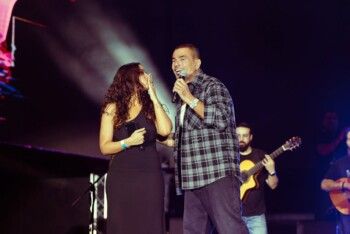 جنا عمرو دياب تقتحم المسرح في حفل والدها ويقدمان هذه الأغنية معاً (فيديو)