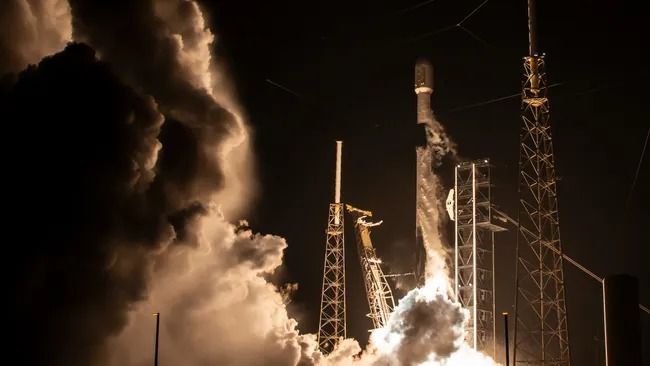 تكنولوجيا: سبيس إكس تطلق 28 قمرًا صناعيًا من ستارلينك إلى المدار.. صور