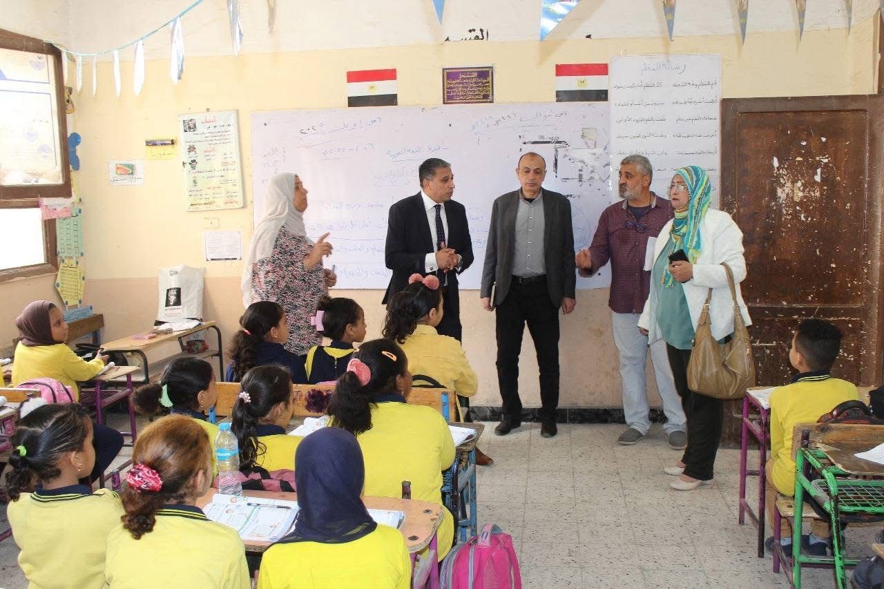 وكيل تعليم الجيزة يطمئن على انتظام الدراسة ويوجه بتفعيل الأنشطة الفنية