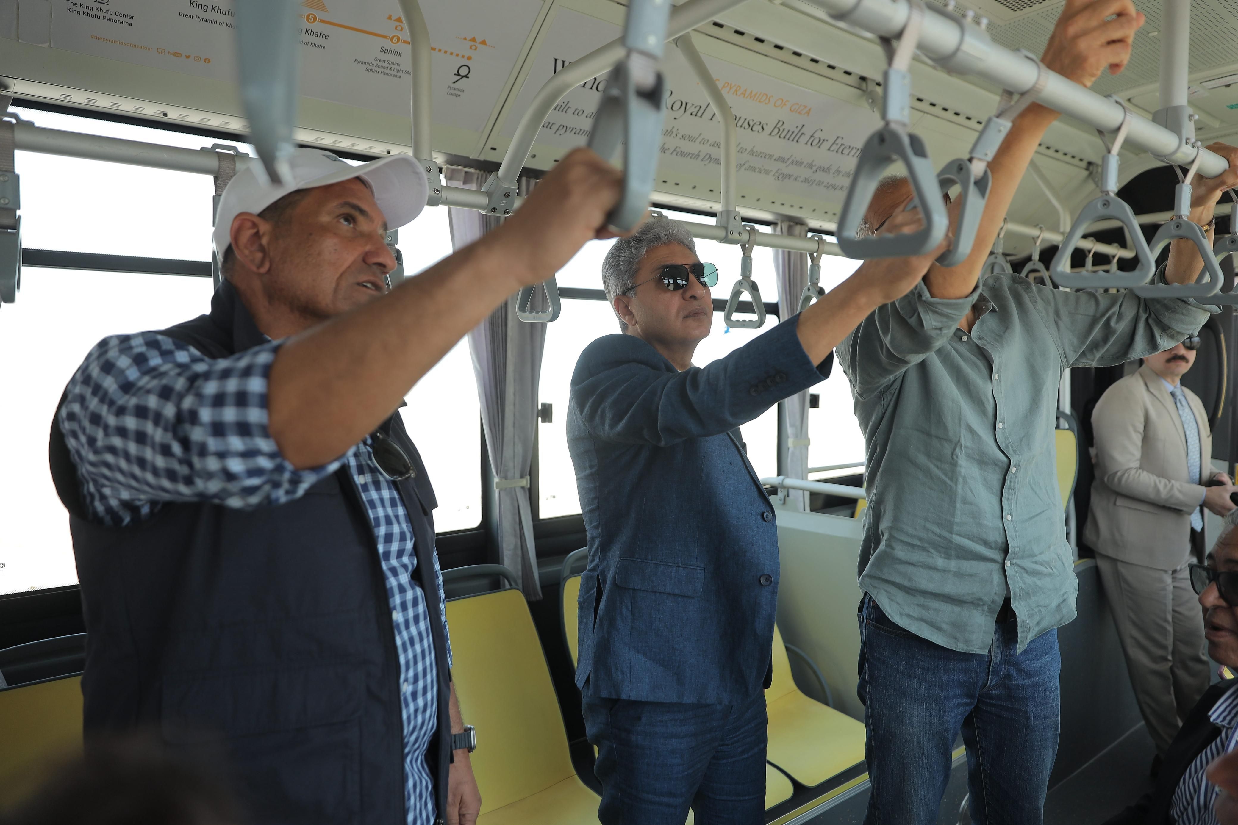 وزير السياحة يتفقد اللمسات النهائية لمشروع تطوير الخدمات بالأهرامات