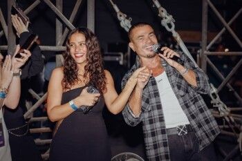 جنا عمرو دياب تقتحم المسرح في حفل والدها ويقدمان هذه الأغنية معاً (فيديو)