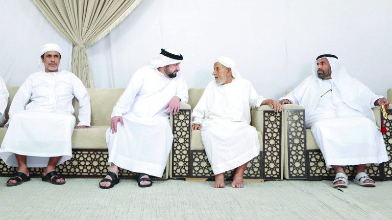الامارات | أحمد بن محمد يقدّم واجب العزاء في وفاة مبارك سعيد مرخان