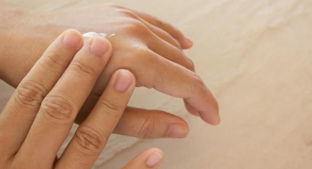 أسباب جفاف الجلد وعلاقته بالتغيرات المناخية.. كيف تحافظين على نضارة بشرتك؟