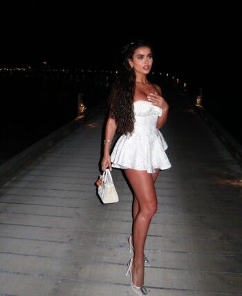 كيف تنسقين إطلالتك في المالديف؟ إليك أفكارا من إطلالات الفنانات!