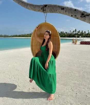 كيف تنسقين إطلالتك في المالديف؟ إليك أفكارا من إطلالات الفنانات!