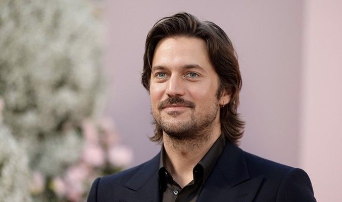 هل يعيش بطل "Emily in Paris" قصة حب