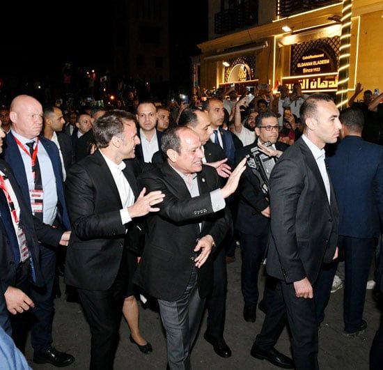 بلد الأمن والأمان.. الرئيس السيسى ونظيره ماكرون يتجولان فى خان الخليلى وسط حشود المواطنين.. صور