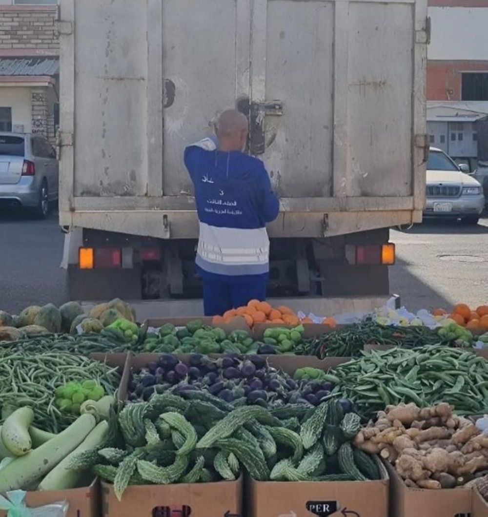 جدة.. مصادرة 4,3 أطنان خضروات وفواكه من باعة مخالفين بالعزيزية