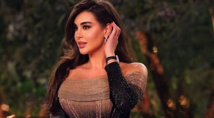 ياسمين صبري تخطف الانظار بفستانها الأبيض على شواطئ جزر المالديف