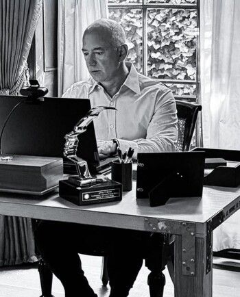 جيف بيزوس لا زال يستخدم نفس المكتب منذ بدايات شركته Amazon