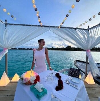 كيف تنسقين إطلالتك في المالديف؟ إليك أفكارا من إطلالات الفنانات!