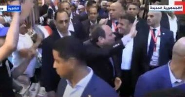 مواطنون يهتفون: "سيسى سيسى".. والرئيس يرد التحية لهم "فيديو"