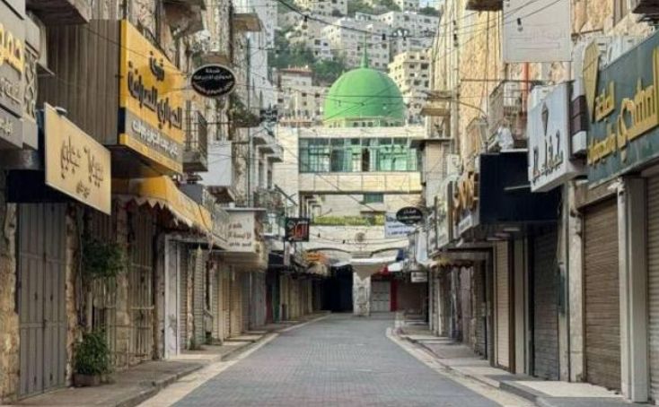 الإضراب الشامل يعم الضفة الغربية تضامنا مع قطاع غزة.. صور