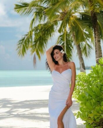 ياسمين صبري تخطف الانظار بفستانها الأبيض على شواطئ جزر المالديف