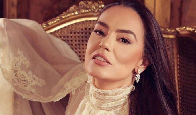 شريهان تلفت الأنظار بالأصفر في صورة نادرة لها