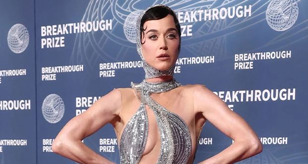 كيتي بيري تخطف الأنظار بإطلالة فضية جريئة في حفل “بريكثرو”