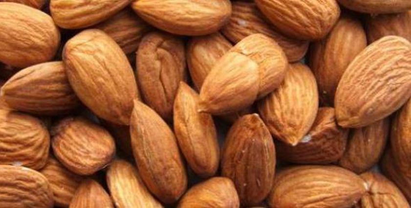 5 أطعمة تجنبها عند تناول اللوز لحماية معدتك وصحتك.. منها السكر المصنَّع 