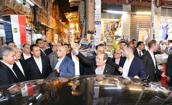 بلد الأمن والأمان.. الرئيس السيسى ونظيره ماكرون يتجولان فى خان الخليلى وسط حشود المواطنين.. صور