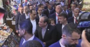 الرئيس السيسى يصطحب نظيره الفرنسى فى جولة بمنطقة خان الخليلي