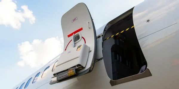 الامارات | أردني كان متجهاً لاجتماع رسمي في سيدني .. يحاول فتح باب الطائرة في الجو