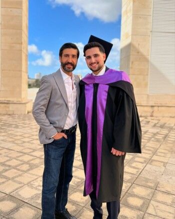 أصبح شاباً وسيماً.. وسام صباغ يحتفل بتخرج إبنه جاد من الجامعة