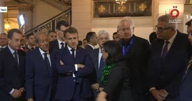 الرئيس الفرنسي إيمانويل ماكرون يجري جولة تفقدية بجامعة القاهرة