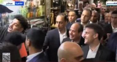 سيلفى يجمع الرئيس السيسى وماكرون وبائع مصرى.. والبائع: شكرا يا ريس
