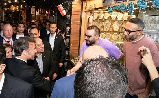 بلد الأمن والأمان.. الرئيس السيسى ونظيره ماكرون يتجولان فى خان الخليلى وسط حشود المواطنين.. صور