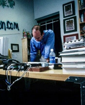 جيف بيزوس لا زال يستخدم نفس المكتب منذ بدايات شركته Amazon