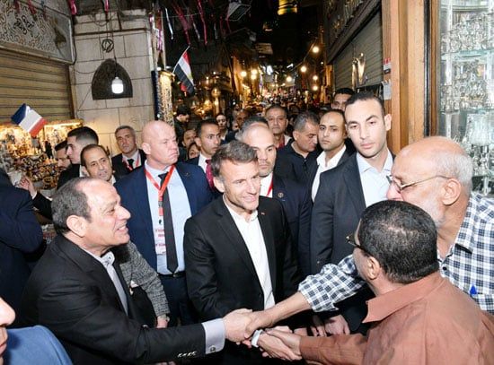 بلد الأمن والأمان.. الرئيس السيسى ونظيره ماكرون يتجولان فى خان الخليلى وسط حشود المواطنين.. صور