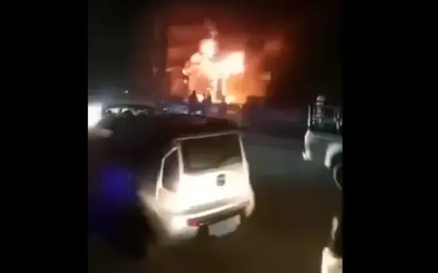 لن تصدق من كان متواجد في المنزل...تسريب فيديو يوثق لحظة استهداف منزل أحد قيادات الصف الأول في جماعة الحوثي