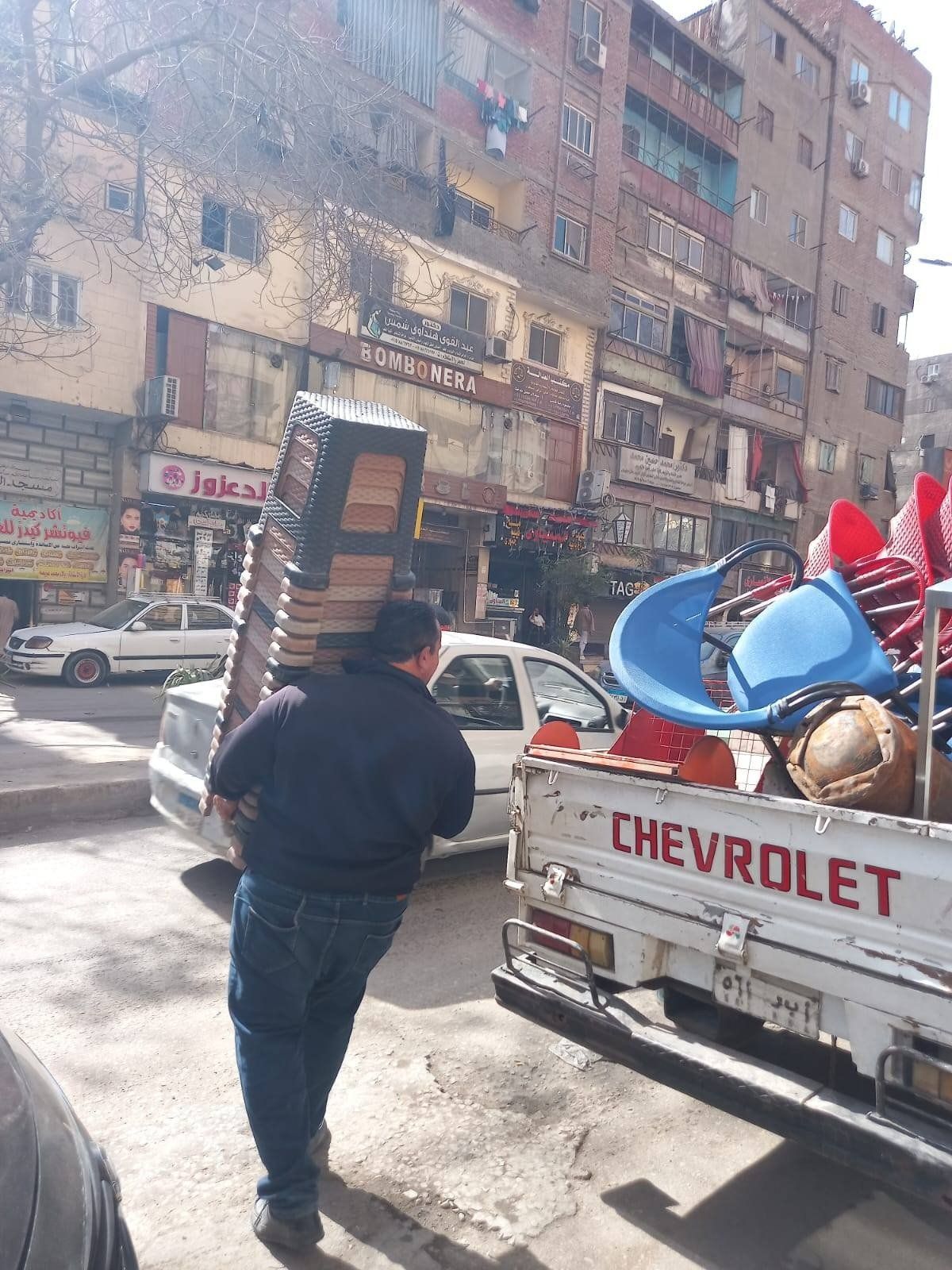 حملات مكبرة بحى البساتين لإزالة التعديات والإشغالات والباعة المخالفين.. صور