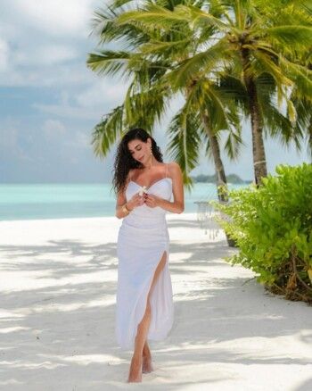 ياسمين صبري تخطف الانظار بفستانها الأبيض على شواطئ جزر المالديف